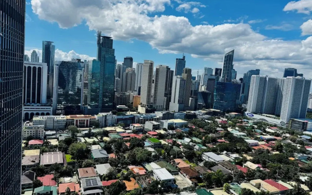 2 bedroom with 2 Balconies Skyline View