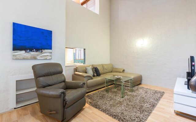 Como Mezzanine Retreat