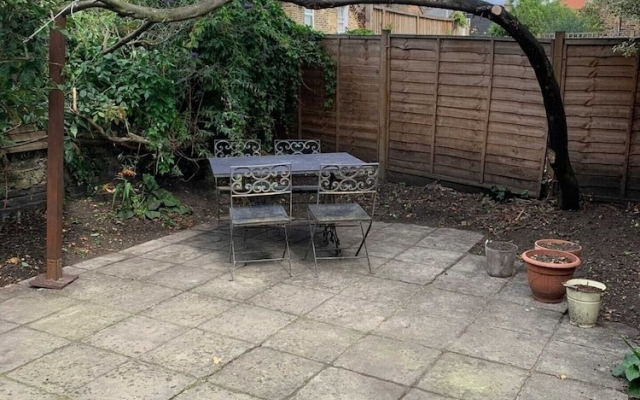 Charming 2 Bedroom Home 3 Near Arsenal Station