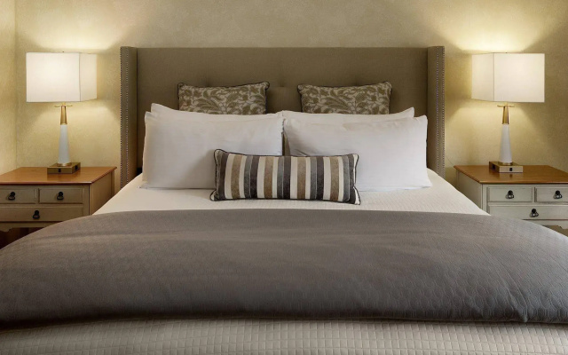 Pelican Inn & Suites