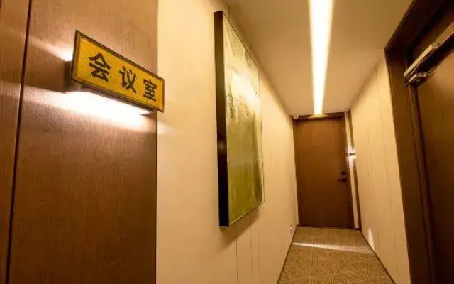 Rour Seasons Red Maple Hotel