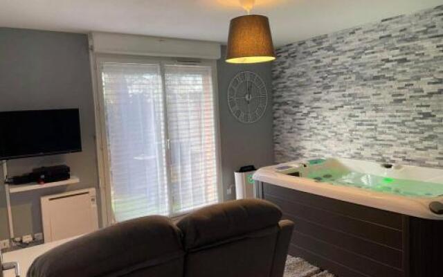 Joli T2, Jacuzzi, Lit Rond, Jardin, Parking Prive, Metro
