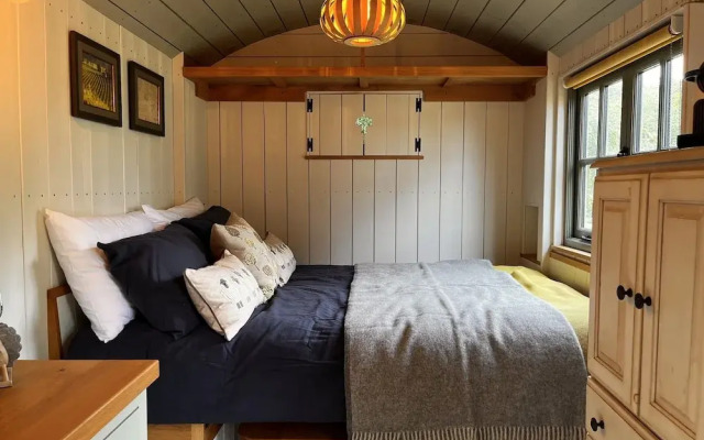 The Crooked Gate - Luxury Romantic Getaway