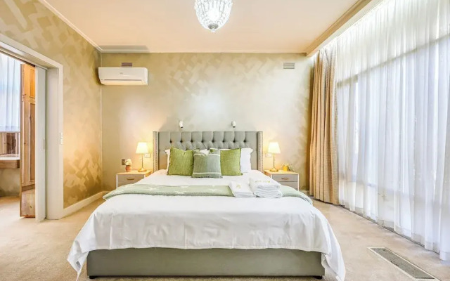 StayAU Spacious 6BR McKinnon Pool Home