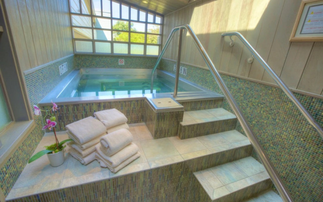 456 Embarcadero Inn & Suites