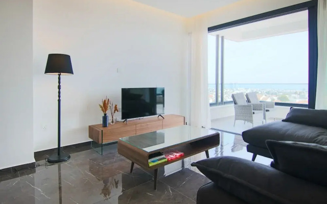 Phaedrus Living: Sea View Anna Residence 302