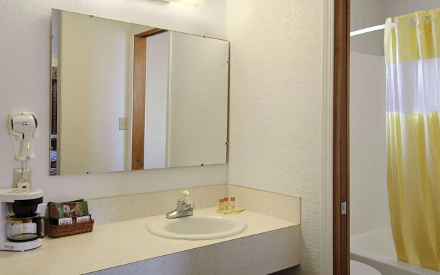 Days Inn by Wyndham Mackinaw City - Lakeview