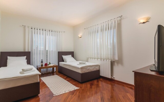 Beautiful Home in Buje With Wifi and 4 Bedrooms