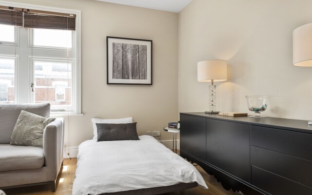 Stylish Chiswick Park Apartment