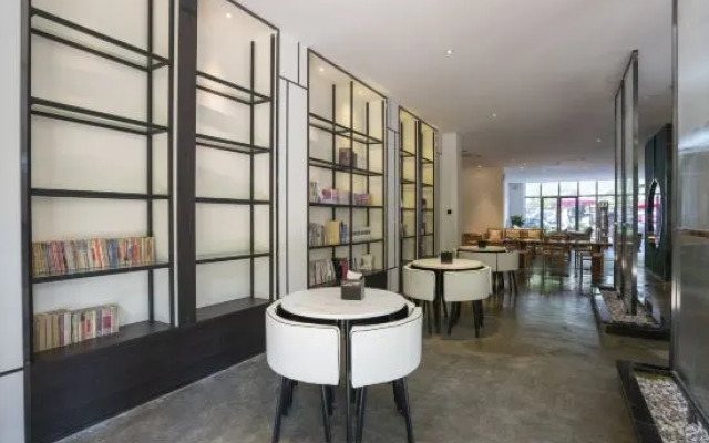 Yuxi Huaning Guanghua Hotel (Ningzhou Park)