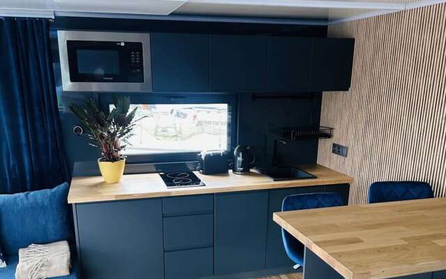 Premium Houseboat Blue Lagoon