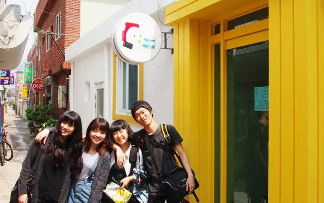 710 Guesthouse Yellow