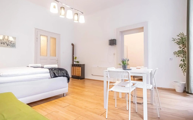 Comfortable 2BR Apt. Central and Well Connected