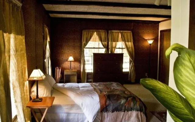 Stones Lodge under Mt. Stratton