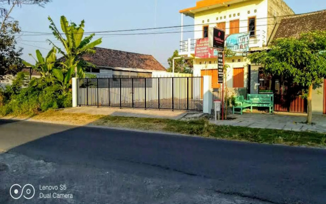 Rumah Singgah Peziarah Ganjuran by ZUZU