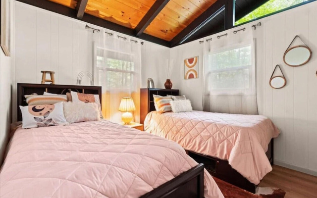 Unique 3Bedroom Poconos Chalet