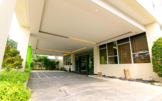 Front One Hotel Purwodadi