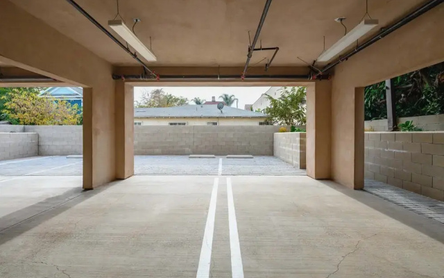 Not Affected by the Fire/modern 5BR Home With Full Amenities & Parking #2