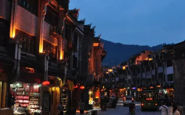 Ruihua Hotel (Zhenjiangge Branch, Zhenyuan Ancient Town)