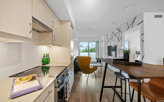 Sleek 1BR + office Condo - CN Tower/Skyline view