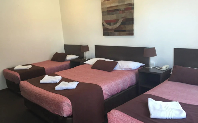 Ploughmans Motor Inn