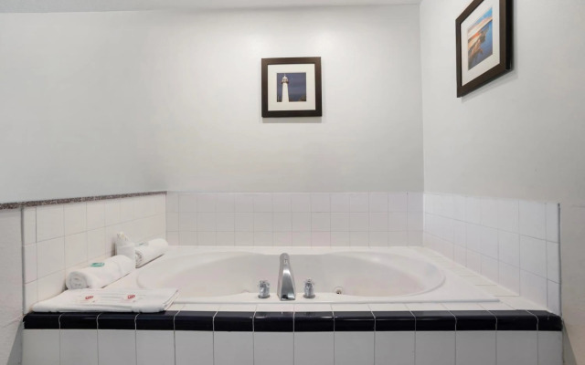 Magnolia Bay Hotel & Suites