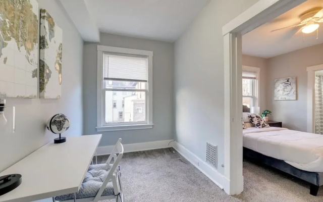 Balcony & Workspace! Apt 5 Mi to Dtwn Pittsburgh