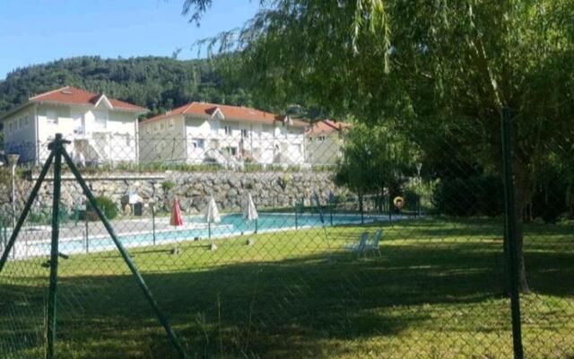 Chalet adosado con piscina en plena naturaleza