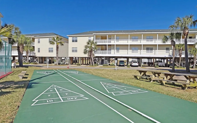 8226 is an upstairs pet friendly studio located in Sandpiper Cove by RedAwning