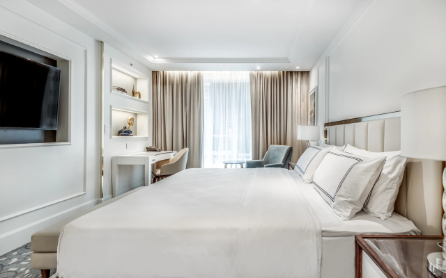 AZUR Legacy Collection Hotel