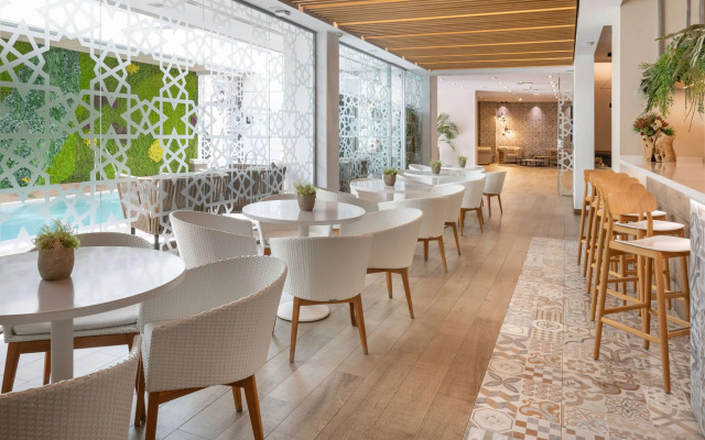 Catalonia Giralda Hotel