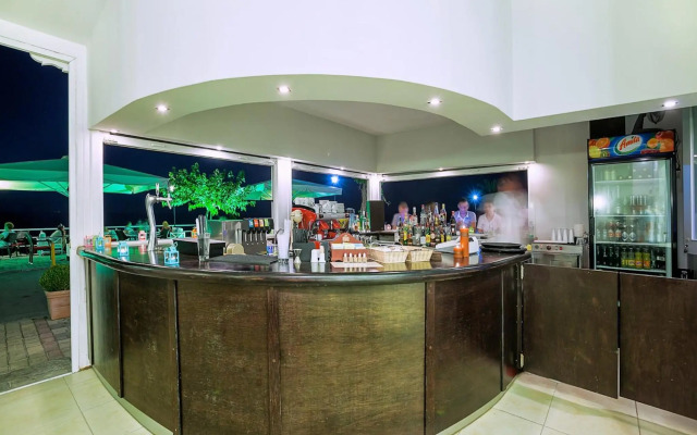 Xenios Dolphin Beach Hotel