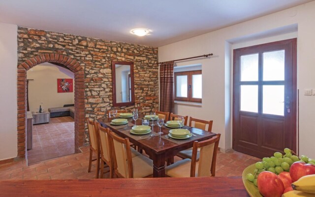 Nice Home in Liznjan With 4 Bedrooms, Internet and Outdoor Swimming Pool