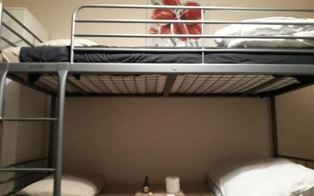 Quarto com 4 camas (Beliches+ 1 Sofá-cama)