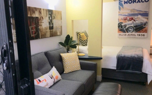 Comfortable Studio Apartment In Leafy New Farm