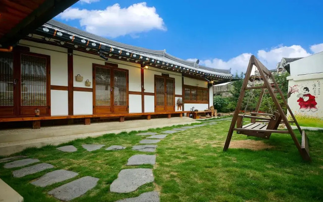 Jeonju Hanok Maeul Sukbak Byeolbit Goong
