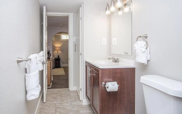 Cozy Retreat | Walk to UNC | FREE Cruiser Bikes