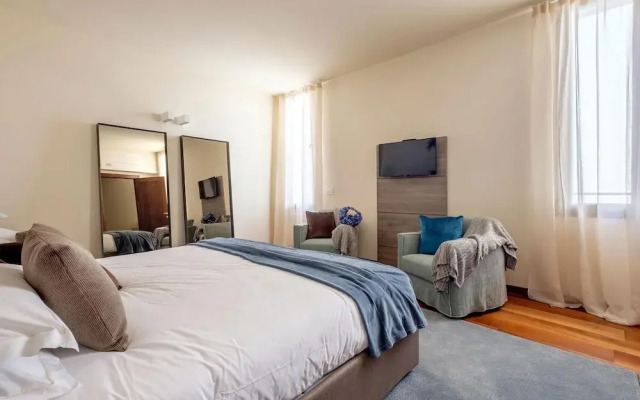 Venice Canal Palazzo Gracious and Modern 3 Bedroom Apartment