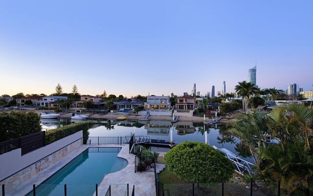 Stunning Lake Front House Amalfi Drive