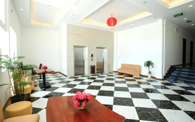 Den Long Do Hotel & Restaurant