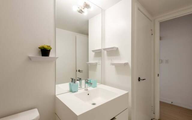Luxury WaterFront View & Free Parking
