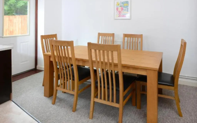 City centre 4 bedroom town house with parking A