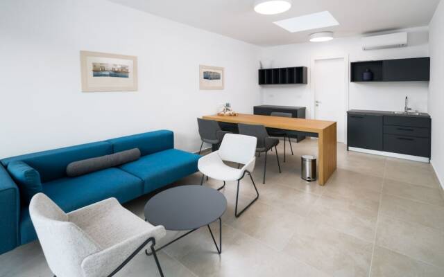Acadia Beach Villas & Apartments, Slatine