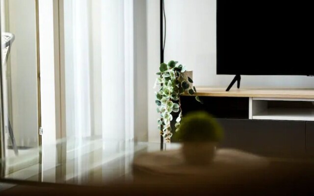 Modern 2 Bedroom Flat City Centre with Parking/Balcony