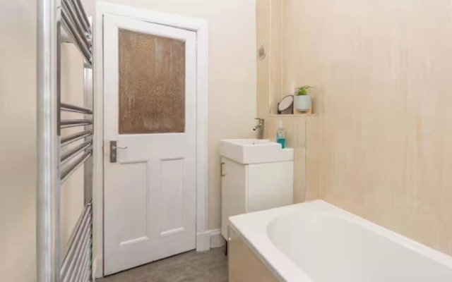 2-bed Apartment in Morningside - by Holiday Homes