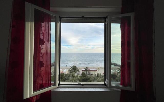 [Via XXV Aprile] 4 Locali - Di Fronte al Mare