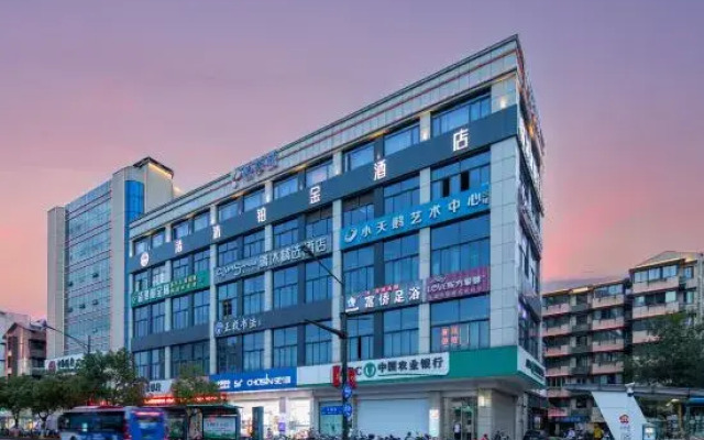 Qingmu Platinum Hotel (Nanjing Pukou Wende Road Subway Station)