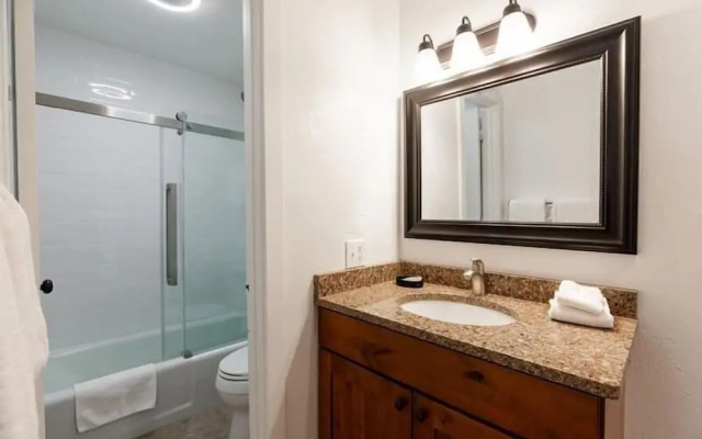 Breakaway West Ski Condo 1,5 miles from the Lifts by RedAwning