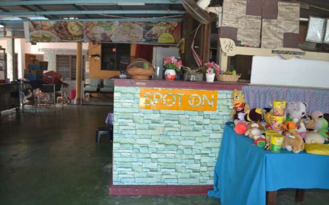 Batu Maung Sempoi Inn And Cafe