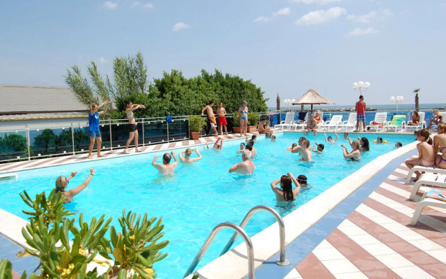 Club Hotel Bikini & Tropicana